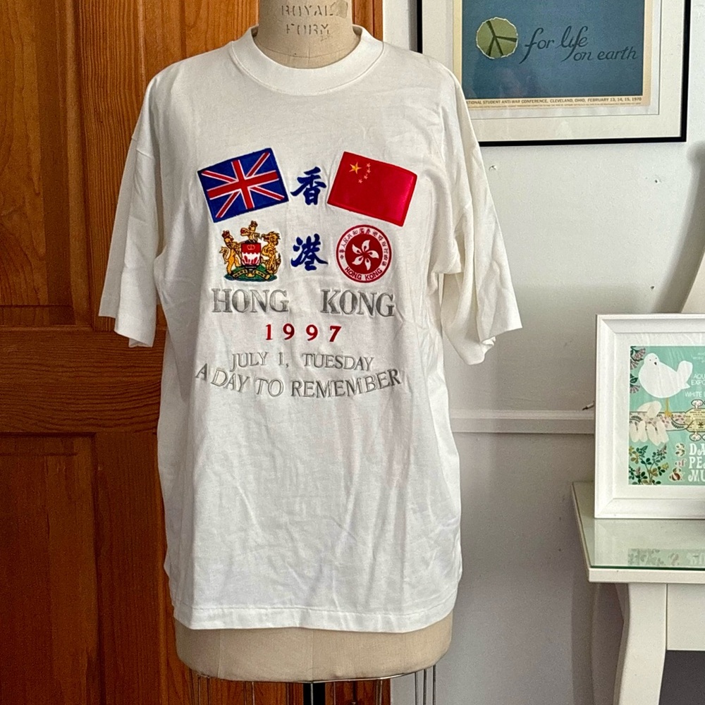 Vintage 1997 Hong Kong-handover to China tee shirt. Authentic souvenir tee!